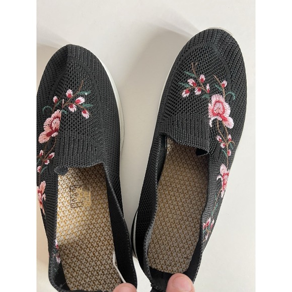 Women's embroidered black canvas slip on shoes size‎ 5.5 new - Picture 5 of 5